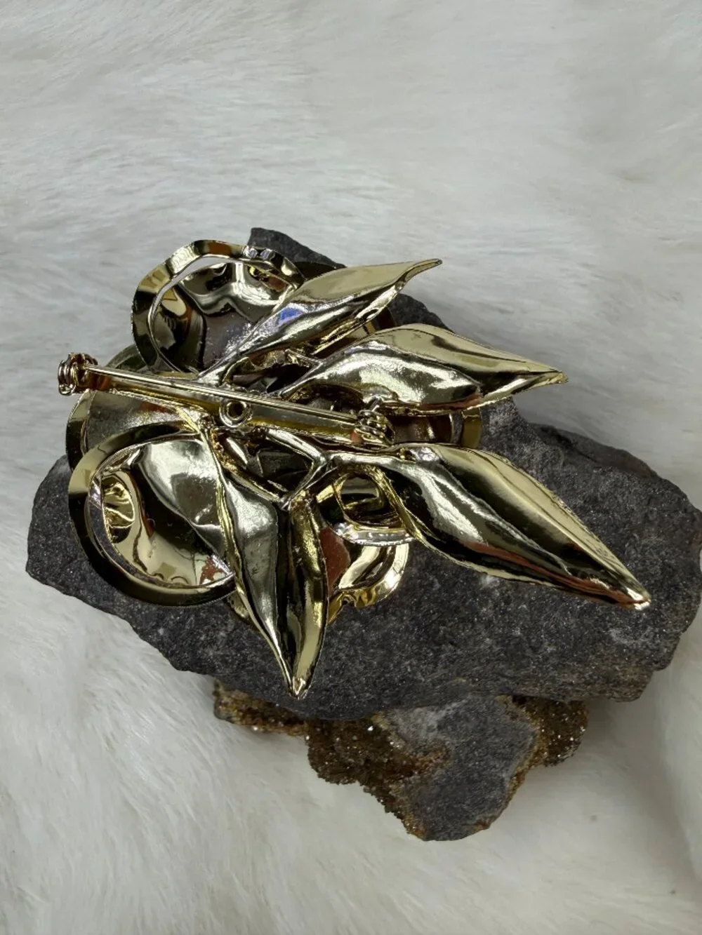 Vintage Gold Tone And Rhinestone Large Flower Brooch 2.25